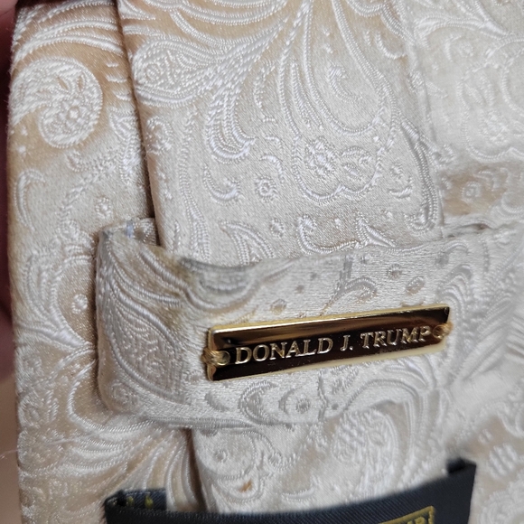 Lot 2 Donald Trump 100% Silk Neckties Red White+Cream Signature Collection Read - Picture 15 of 15